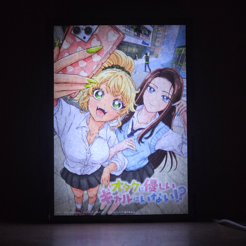 Lámpara ánime/manga  Gals Can't Be Kind to Otaku!?  con doble imagen de la pareja Kei Amane y Kotoko Ijichi, vista encendida, donde se revela la ilustración completa al encender la luz LED.