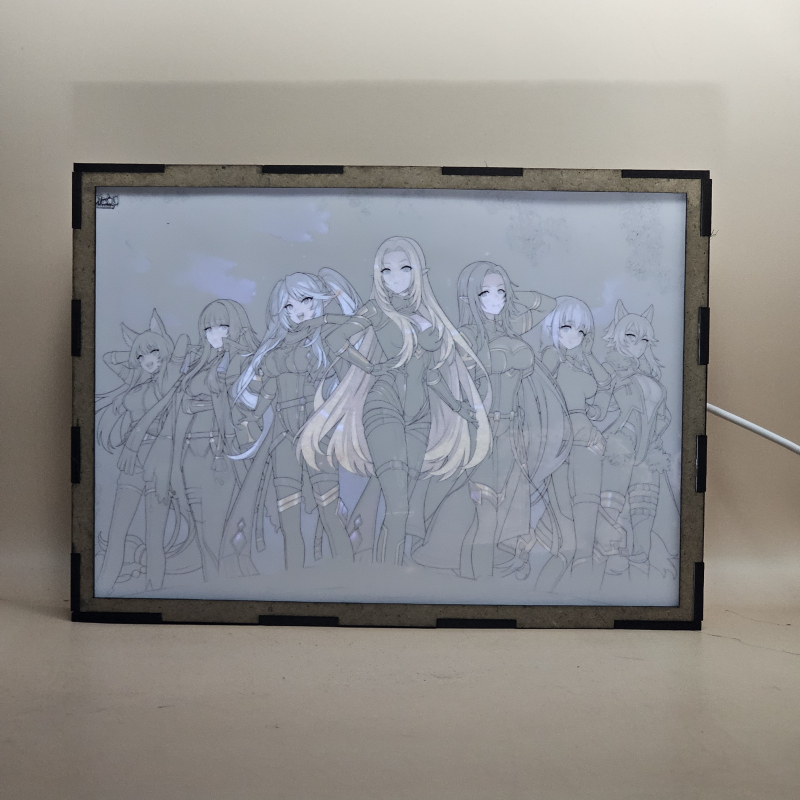 Lámpara ánime/manga  The Eminence in Shadow  con doble imagen del grupo Alpha, Gamma, Beta, Delta, Epsilon, Zeta y Eta, vista encendida, con luz ambiente, donde se revela la ilustración completa al encender la luz LED.