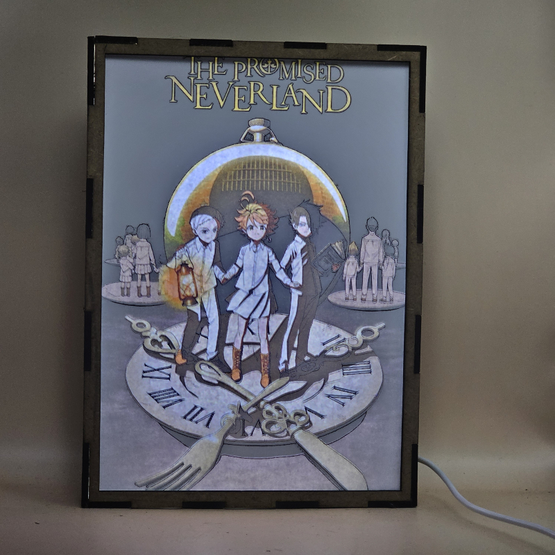 Lámpara ánime/manga  The Promised Neverland  con doble imagen del grupo Norman, Ray y Emma, vista encendida, con luz ambiente, donde se revela la ilustración completa al encender la luz LED.