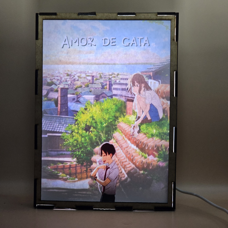 Lámpara ánime  Amor de gata  con doble imagen de la pareja Miyo Sasaki y Kento Hinode, vista encendida, con luz ambiente, donde se revela la ilustración completa al encender la luz LED.