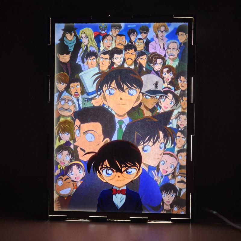 Lámpara ánime/manga  Detective Conan  con doble imagen del grupo Conan Edogawa, Ran Mouri, Kogoro Mouri, Heiji Hattori, Kaito Kid, Ai Haibara, Profesor Hiroshi Agasa y Inspectores de policía, vista encendida, donde se revela la ilustración completa al encender la luz LED.