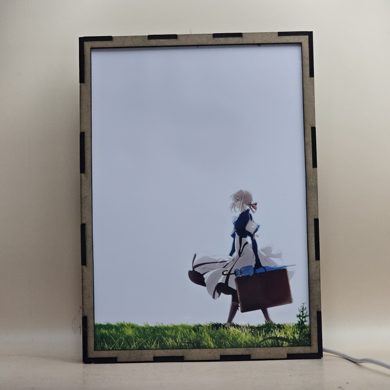 Lámpara ánime/manga  Violet Evergarden  con doble imagen del personaje Violet Evergarden, vista apagada, se esconde la imágen de atras.