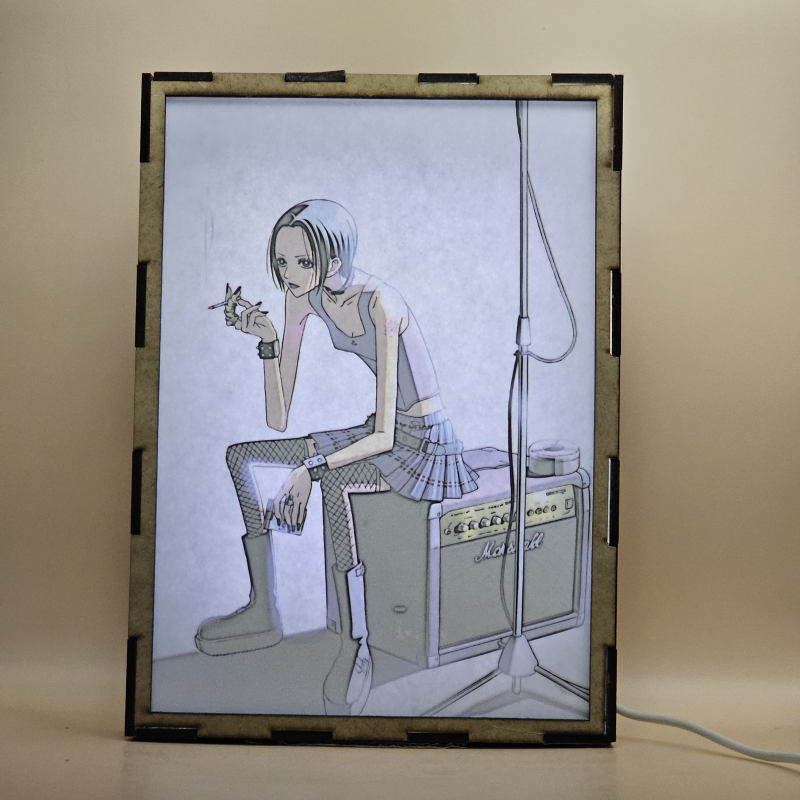 Lámpara ánime/manga  Nana  con doble imagen del personaje Nana Osaki, vista encendida, con luz ambiente, donde se revela la ilustración completa al encender la luz LED.