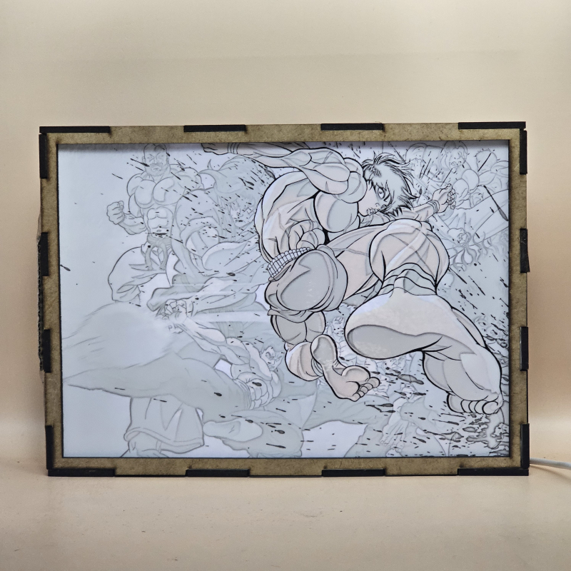 Lámpara ánime/manga  Baki  con doble imagen del personaje Baki Hanma, vista encendida, con luz ambiente, donde se revela la ilustración completa al encender la luz LED.