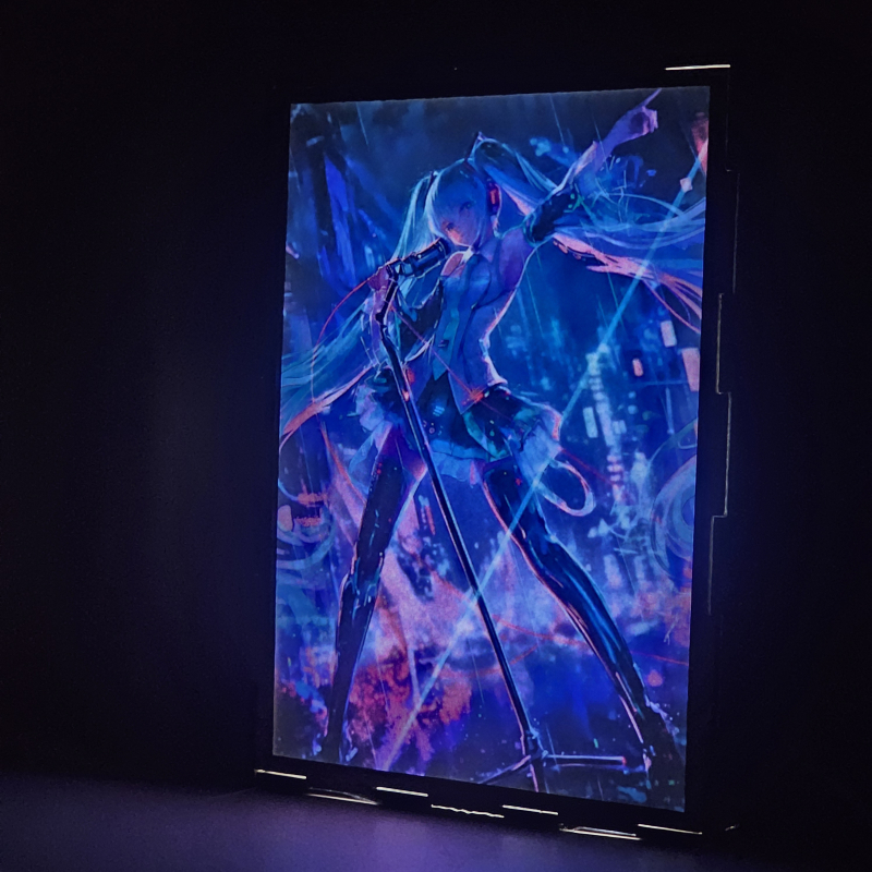 Lámpara ánime  Miku Hatsune  con doble imagen del personaje Miku Hatsune, vista encendida, donde se revela la ilustración completa al encender la luz LED.