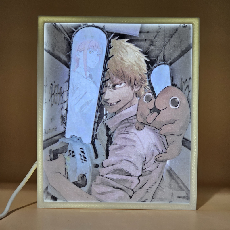 Lámpara ánime/manga  Chainsaw Man  con doble imagen del grupo Denji, Pochita y Makima, vista encendida, donde se revela la ilustración completa al encender la luz LED.