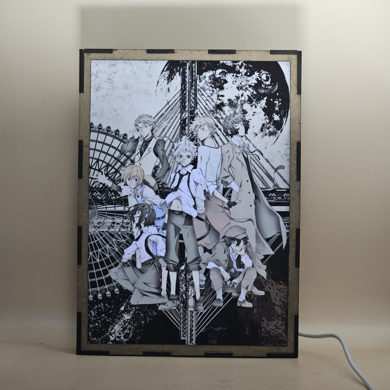 Lámpara ánime/manga  Bungo Stray Dogs  con doble imagen del grupo Atsushi Nakajima, Osamu Dazai, Doppo Kunikida, Kenji Miyazawa, Jun'ichirō Tanizaki, Akiko Yosano y Ranpo Edogawa, vista encendida, con luz ambiente, donde se revela la ilustración completa al encender la luz LED.