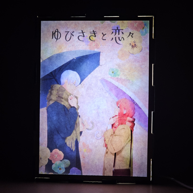 Lámpara ánime/manga  Signos de afecto  con doble imagen de la pareja Yuki Itose y Itsuomi Nagi, vista encendida, donde se revela la ilustración completa al encender la luz LED.