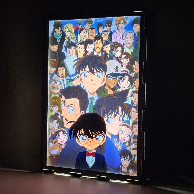 Lámpara ánime/manga  Detective Conan  con doble imagen del grupo Conan Edogawa, Ran Mouri, Kogoro Mouri, Heiji Hattori, Kaito Kid, Ai Haibara, Profesor Hiroshi Agasa y Inspectores de policía, vista encendida, donde se revela la ilustración completa al encender la luz LED.