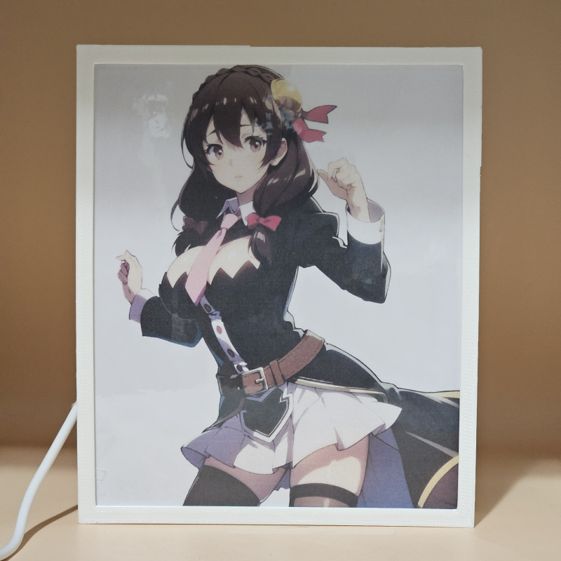 Lámpara ánime/manga  KonoSuba  con doble imagen del personaje Yunyun, vista apagada, se esconde la imágen de atras.