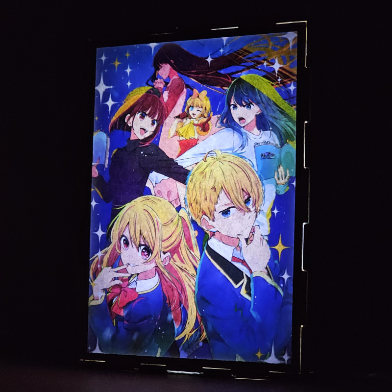 Lámpara ánime/manga  Oshi No Ko  con doble imagen del grupo Aquamarine Hoshino, Ruby Hoshino, Ai Hoshino, Akane Kurokawa, Kana Arima y Mem-Cho, vista encendida, donde se revela la ilustración completa al encender la luz LED.