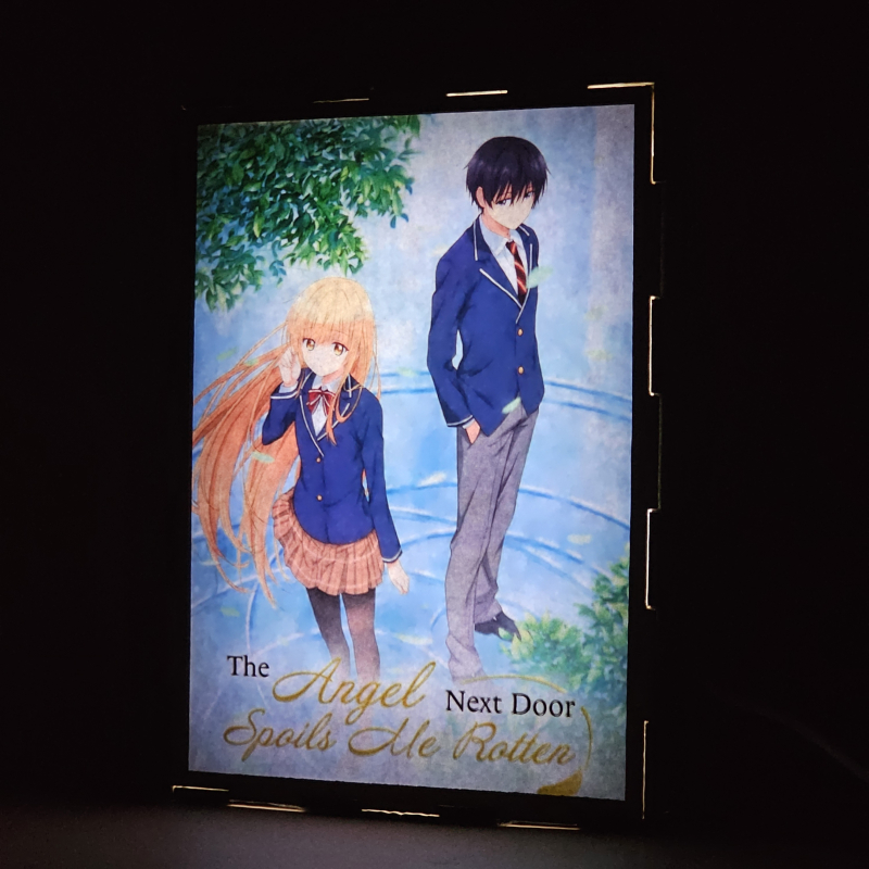 Lámpara ánime/manga  The angel next door spoils me rotten  con doble imagen de la pareja Mahiru Shiina y Amane Fujimiya, vista encendida, donde se revela la ilustración completa al encender la luz LED.