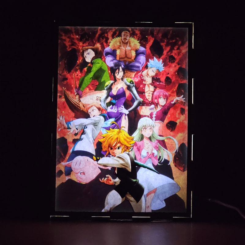 Lámpara ánime/manga  Los Siete Pecados Capitales  con doble imagen del grupo Ban, Diane, Elizabeth Liones, Meliodas, Escanor, Merlín, Gowther, King y Hawk, vista encendida, donde se revela la ilustración completa al encender la luz LED.