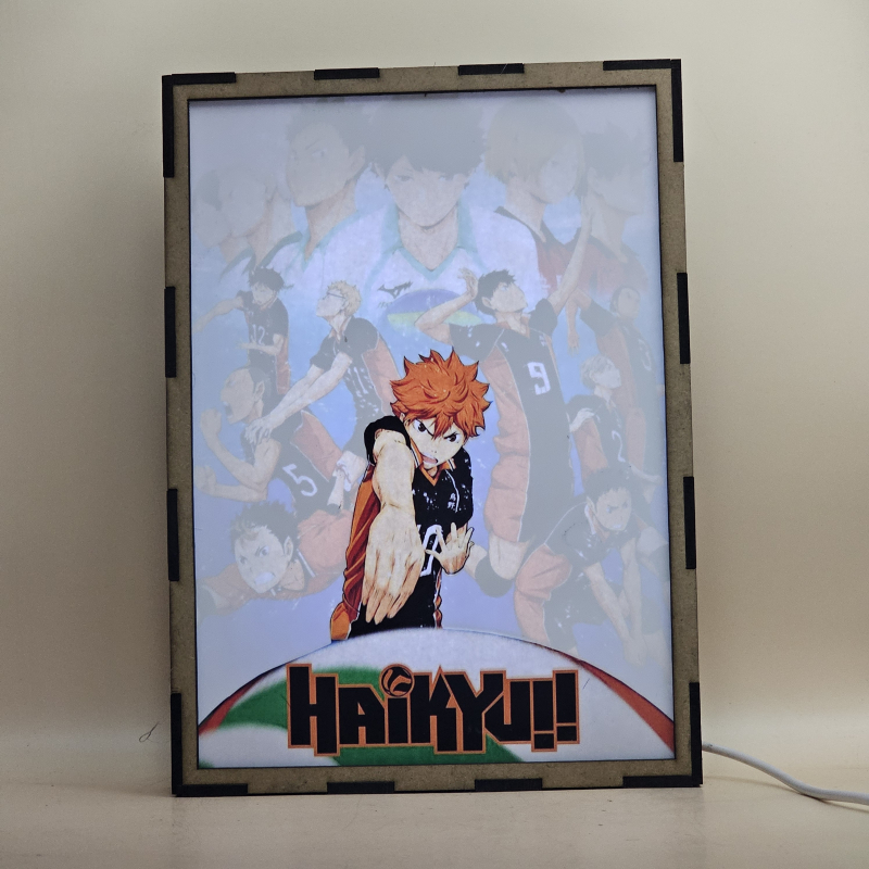 Lámpara ánime/manga  Haikyuu  con doble imagen del grupo Shoyo Hinata, Tobio Kageyama, Kei Tsukishima, Tadashi Yamaguchi, Kenma Kozume, Kuroo Tetsurō, Ryunosuke Tanaka, Yuu Nishinoya, Daichi Sawamura, Koushi Sugawara y Asahi Azumane, vista encendida, con luz ambiente, donde se revela la ilustración completa al encender la luz LED.