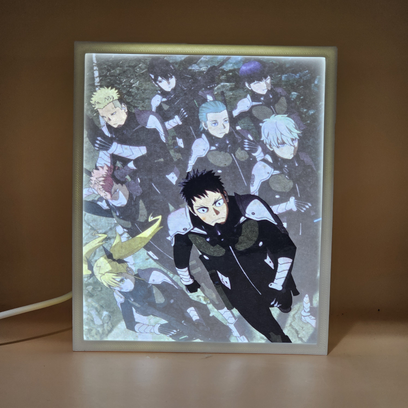 Lámpara ánime/manga  Kaiju No. 8  con doble imagen del grupo Kafka Hibino, Soshiro Hoshina, Kikoru Shinomiya, Reno Ichikawa, Mina Ashiro, Gen Narumi, Aoi Kaguragi y Haruichi Izumo, vista encendida, donde se revela la ilustración completa al encender la luz LED.