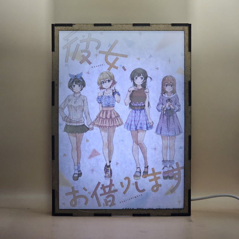 Lámpara ánime/manga  Rent-A-Girlfriend  con doble imagen del grupo Mami Nanami, Chizuru Mizuhara, Sumi Sakurasawa y Ruka Sarashina, vista encendida, con luz ambiente, donde se revela la ilustración completa al encender la luz LED.