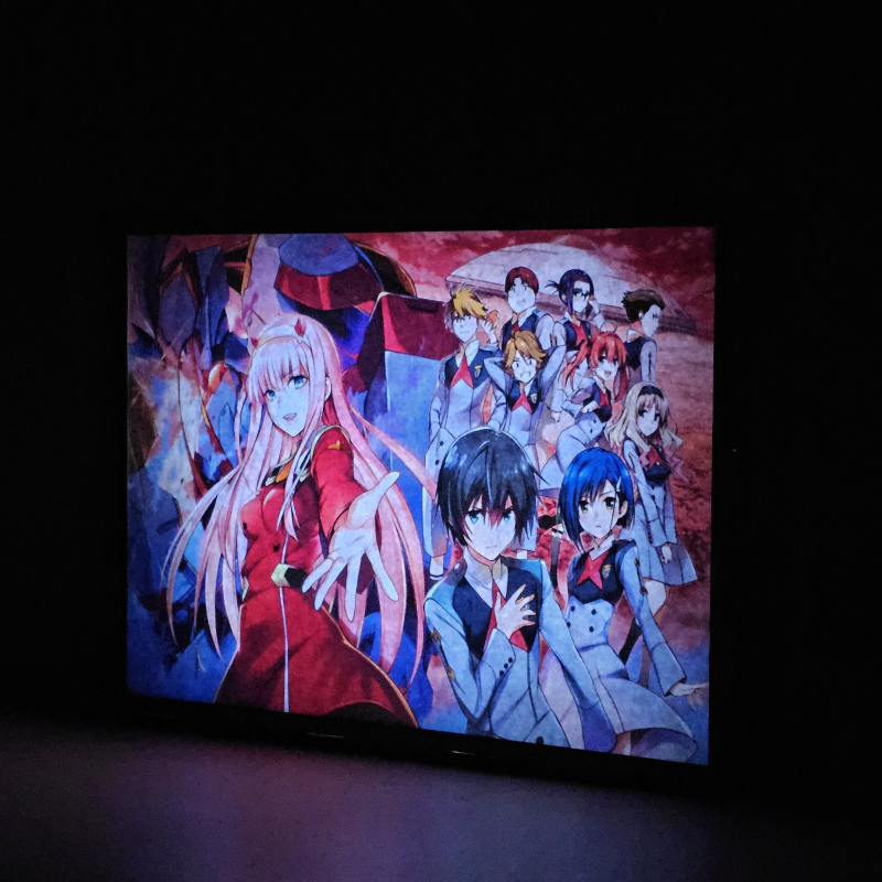 Lámpara ánime/manga  Darling in the Franxx  con doble imagen del grupo Zero Two, Hiro, Ichigo, Ikuno, Goro, Kokoro, Mitsuru, Miku, Zorome y Futoshi, vista encendida, donde se revela la ilustración completa al encender la luz LED.