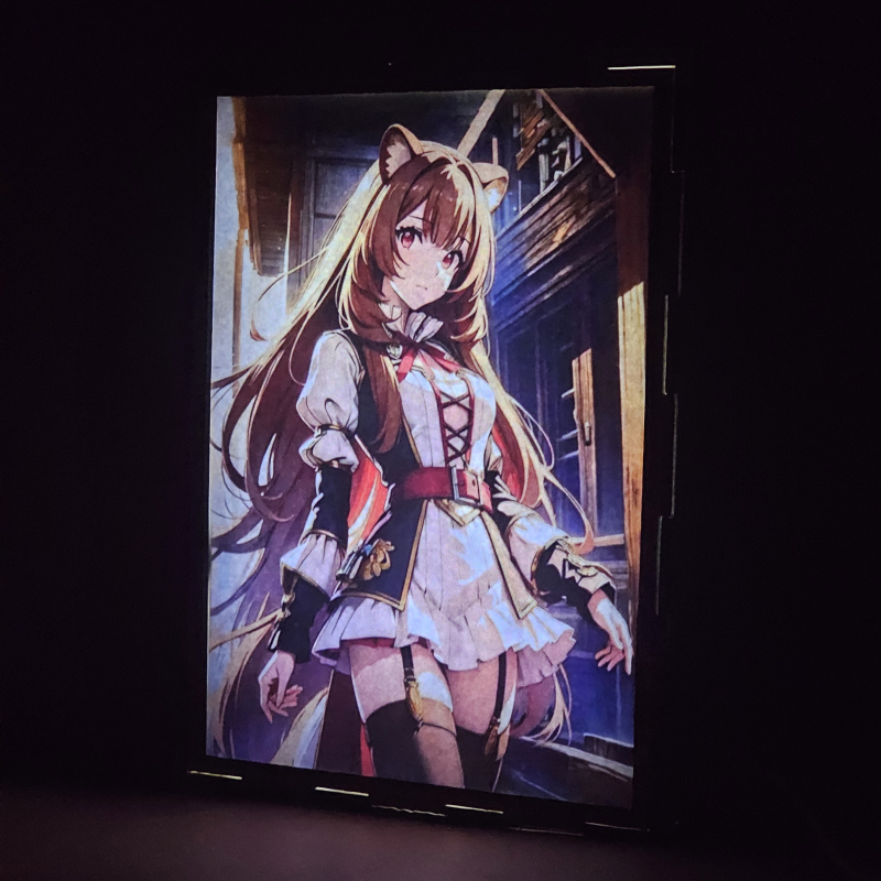 Lámpara ánime/manga  El héroe del escudo  con doble imagen del personaje Raphtalia, vista encendida, donde se revela la ilustración completa al encender la luz LED.