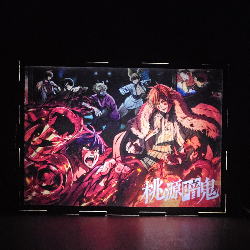 Lámpara ánime/manga  Tōgen Anki  con doble imagen del grupo Shiki Ichinose, Naito Mudano, Tsubakiri Momomiya, Jin Kougasaki, Yomogi Momokusa y Kyoya Oiranzaka, vista encendida, donde se revela la ilustración completa al encender la luz LED.