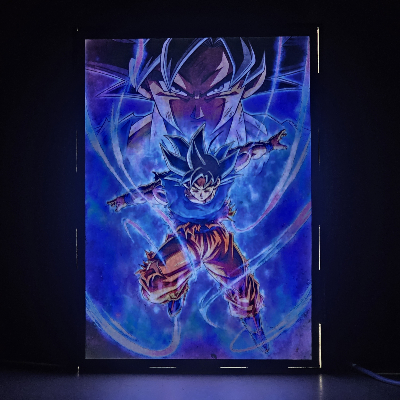 Lámpara ánime/manga  Dragon Ball  con doble imagen del personaje Son Goku, vista encendida, donde se revela la ilustración completa al encender la luz LED.