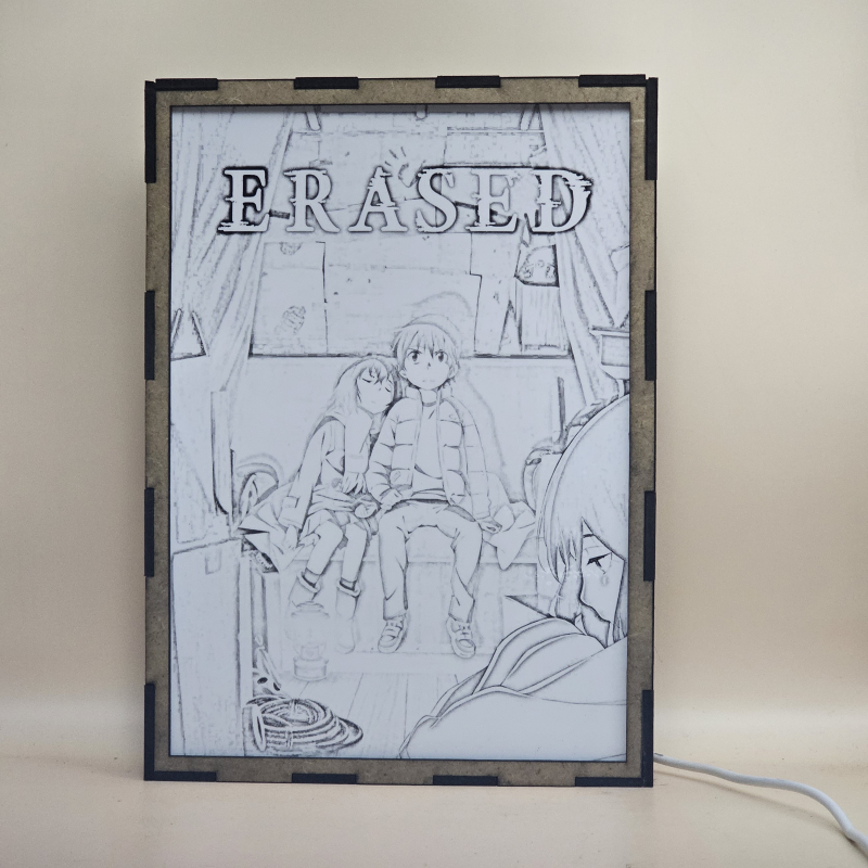 Lámpara ánime/manga  Erased  con doble imagen de la pareja Satoru Fujinuma y Kayo Hinazuki, vista apagada, se esconde la imágen de atras.