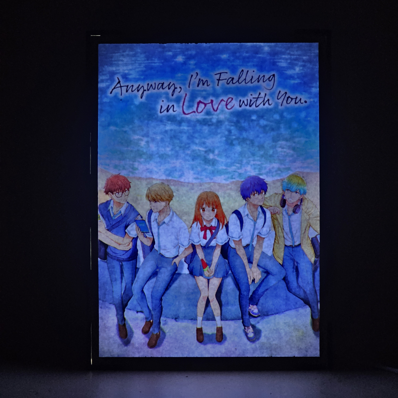 Lámpara LED Anyway I'm Falling in Love with You con Mizuho Nishino, Kizuki Hazawa, Shin Kashiwagi, Airu Izumi y Shugo Hoshikawa - Encendida