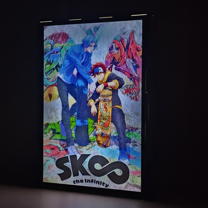 Lámpara ánime  SK8 the Infinity  con doble imagen de la pareja Reki Kyan y Langa Hasegawa, vista encendida, donde se revela la ilustración completa al encender la luz LED.
