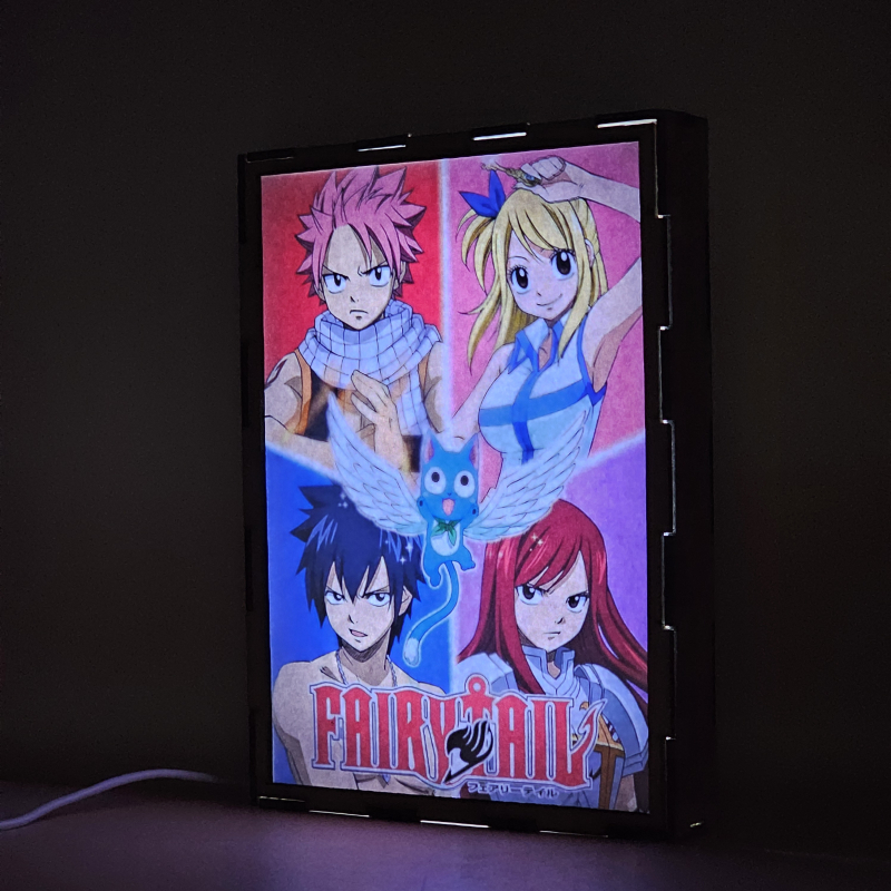 Lámpara ánime/manga  Fairy Tail  con doble imagen del grupo Natsu Dragneel, Lucy Heartfilia, Erza Scarlet, Gray Fullbuster y Happy, vista encendida, donde se revela la ilustración completa al encender la luz LED.