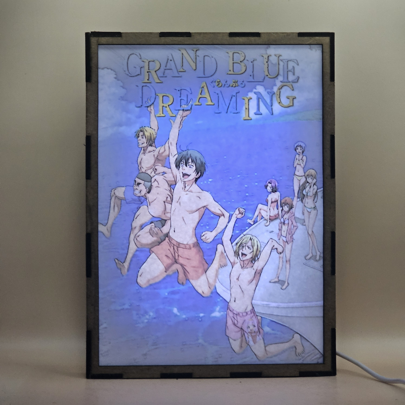Lámpara ánime/manga  Grand Blue Dreaming  con doble imagen del grupo Ryujiro Kotobuki, Shinji Tokita, Iori Kitahara, Kohei Imamura, Nanaka Kotegawa, Azusa Hamaoka, Chisa Kotegawa y Aina Yoshiwara, vista encendida, con luz ambiente, donde se revela la ilustración completa al encender la luz LED.