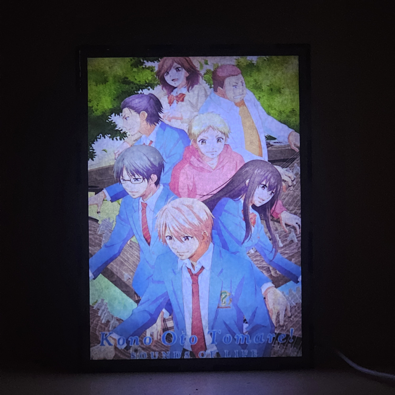 Lámpara ánime/manga  Kono Oto Tomare! Sounds of Life  con doble imagen del grupo Chika Kudo, Takezo Kurata, Satowa Hozuki, Kota Mizuhara, Saneyasu Adachi, Hiro Kurusu y Michitaka Sakai, vista encendida, donde se revela la ilustración completa al encender la luz LED.
