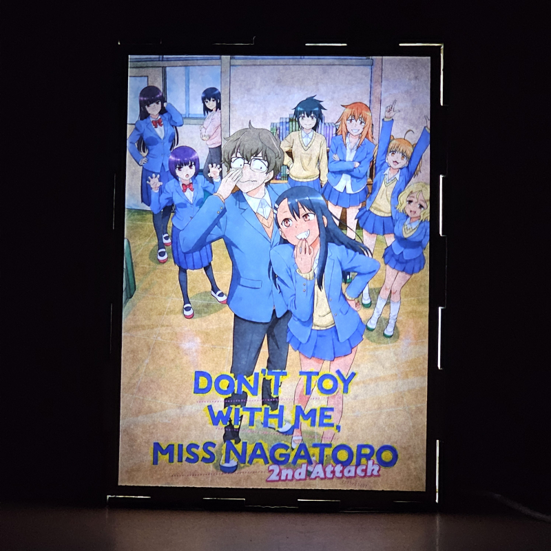 Lámpara ánime/manga  Nagatoro  con doble imagen del grupo Naoto Hachioji, Hayase Nagatoro, Maki Gamo, Yoshi, Sakura, Sana Sunomiya, Misaki Nagatoro, Hana Sunomiya y Orihara, vista encendida, donde se revela la ilustración completa al encender la luz LED.