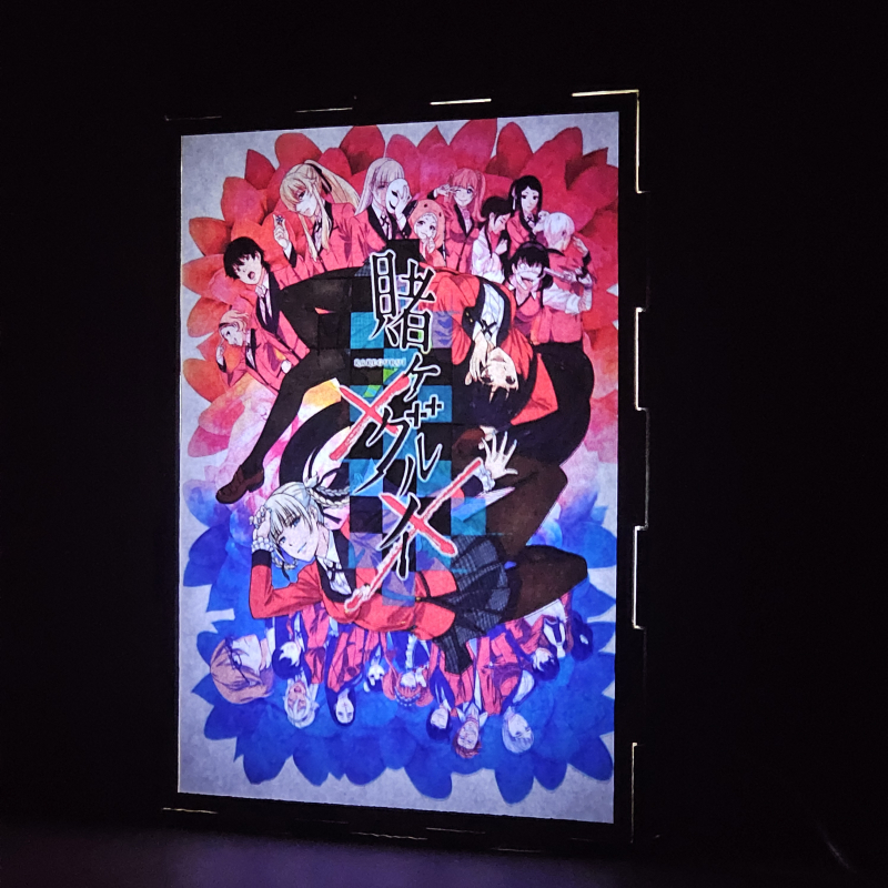 Lámpara ánime/manga  Kakegurui: Compulsive Gambler  con doble imagen del grupo Yumeko Jabami, Mary Saotome, Kirari Momobami, Ririka Momobami, Itsuki Sumeragi, Midari Ikishima, Sayaka Igarashi, Runa Yomozuki y Ryota Suzui, vista encendida, donde se revela la ilustración completa al encender la luz LED.