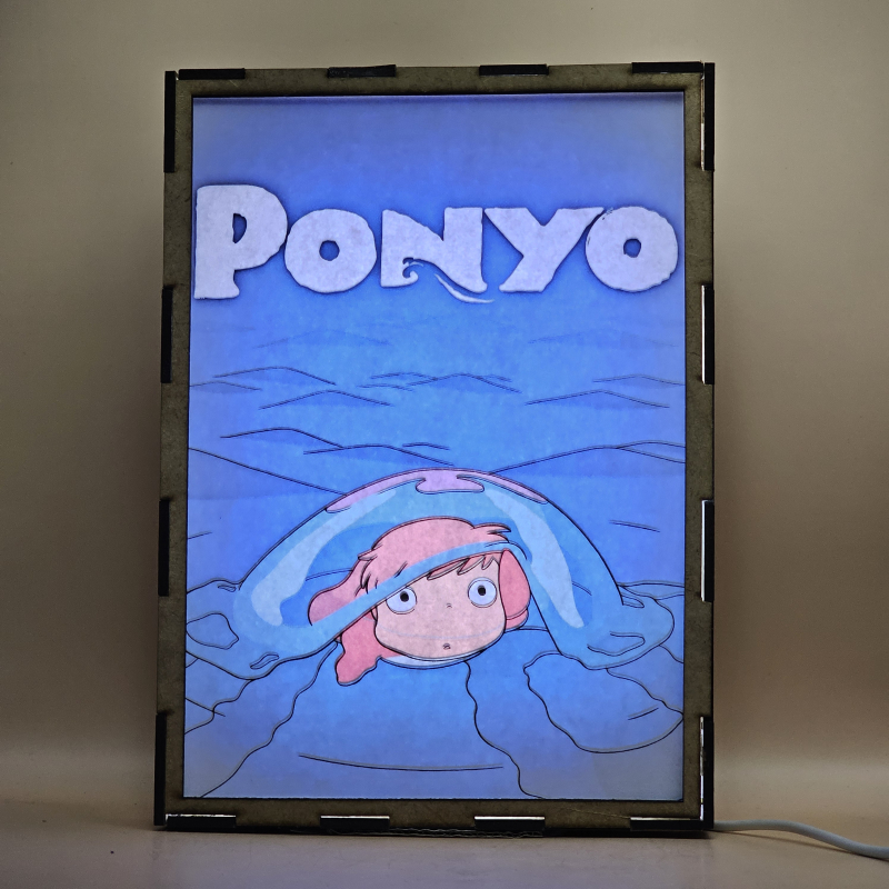 Lámpara ánime  Gake no ue no Ponyo  con doble imagen del personaje Ponyo, vista encendida, con luz ambiente, donde se revela la ilustración completa al encender la luz LED.