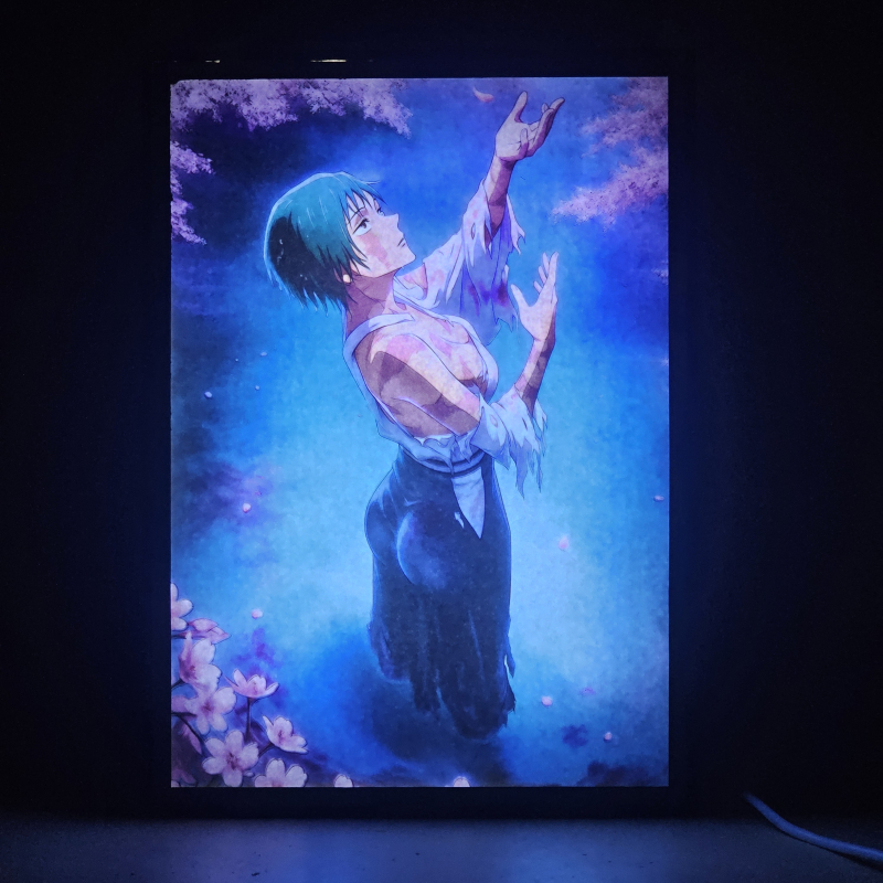 Lámpara ánime/manga  Jujutsu Kaisen  con doble imagen del personaje Maki Zenin, vista encendida, donde se revela la ilustración completa al encender la luz LED.
