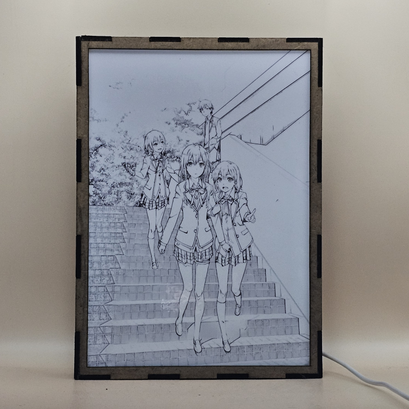 Lámpara ánime/manga  Oregairu  con doble imagen del grupo Hachiman Hikigaya, Yukino Yukinoshita, Yui Yuigahama y Iroha Isshiki, vista apagada, se esconde la imágen de atras.