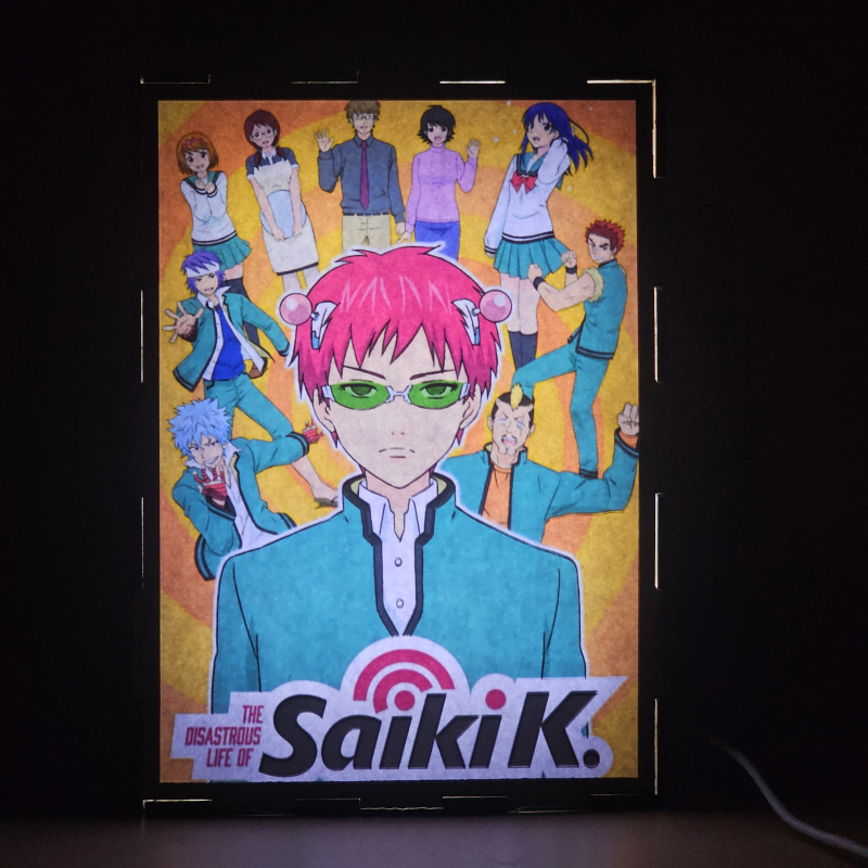Lámpara ánime/manga  La desastrosa vida de Saiki K.  con doble imagen del grupo Kusuo Saiki, Chiyo Yumehara, Reita Toritsuka, Kusuke Saiki, Shun Kaidou, Riki Nendou, Kineshi Hairo, Kokomi Teruhashi, Kurumi Saiki y Kuniharu Saiki, vista encendida, donde se revela la ilustración completa al encender la luz LED.