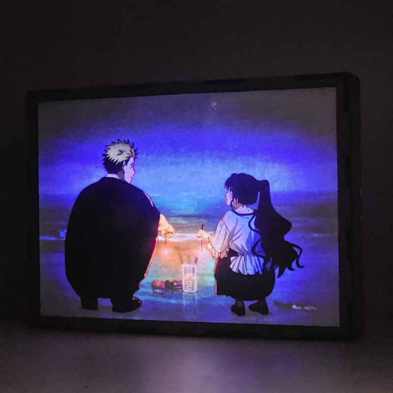 Lámpara ánime/manga  Kaoru Hana wa Rin to Saku  con doble imagen de la pareja Kaoruko Waguri y Rintaro Tsumugi, vista encendida, donde se revela la ilustración completa al encender la luz LED.