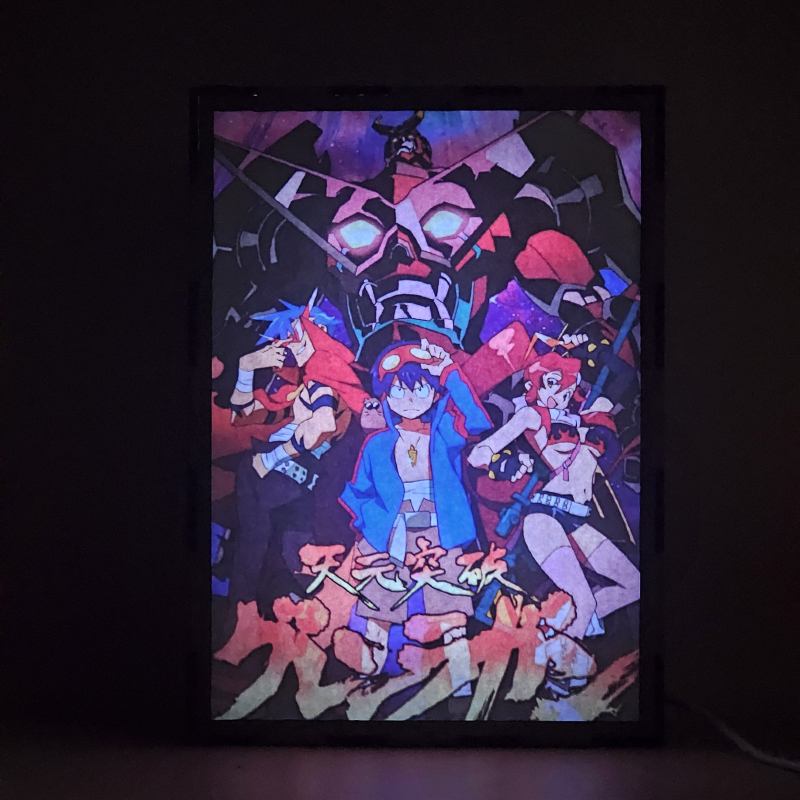 Lámpara ánime/manga  Tengen Toppa Gurren Lagann  con doble imagen del grupo Simon, Gurren Lagann, Kamina, Yoko Littner y Boota, vista encendida, donde se revela la ilustración completa al encender la luz LED.