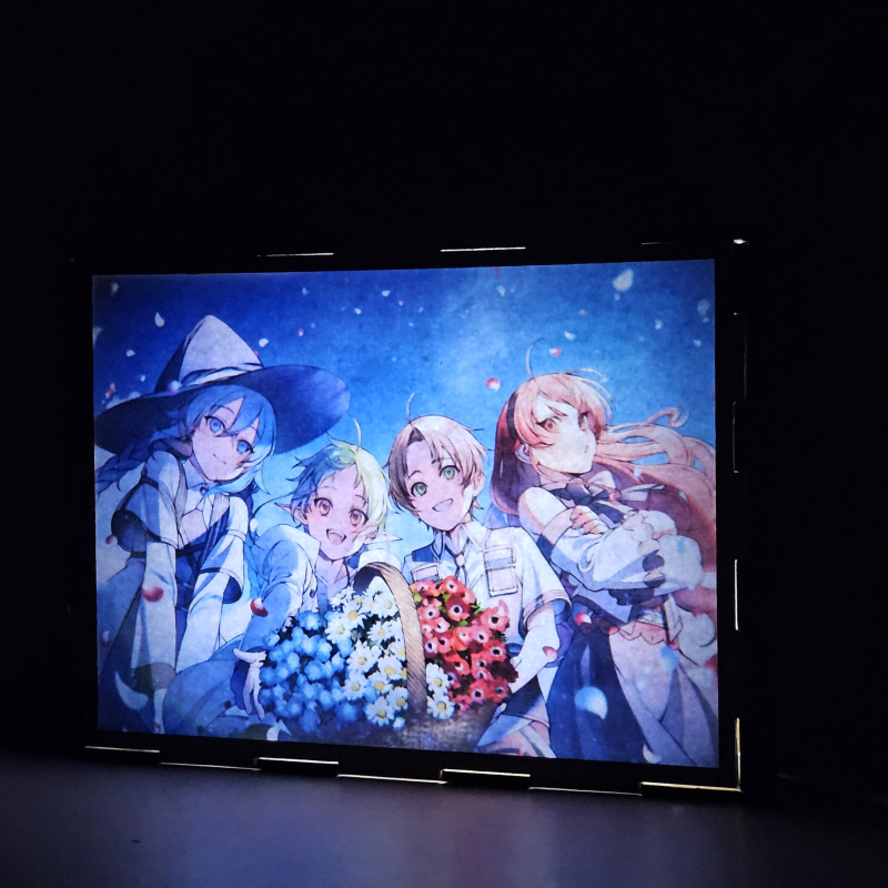 Lámpara ánime/manga  Mushoku Tensei  con doble imagen del grupo Roxy Migurdia, Sylphiette, Rudeus Greyrat y Eris Boreas Greyrat, vista encendida, donde se revela la ilustración completa al encender la luz LED.