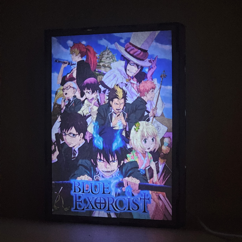 Lámpara ánime/manga  Blue Exorcist  con doble imagen del grupo Rin Okumura, Yukio Okumura, Shiemi Moriyama, Ryuji Suguro, Izumo Kamiki, Renzo Shima, Konekomaru Miwa, Mephisto Pheles y Shura Kirigakure, vista encendida, donde se revela la ilustración completa al encender la luz LED.