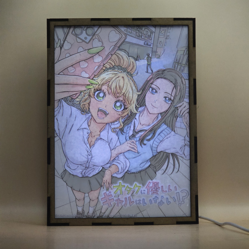 Lámpara ánime/manga  Gals Can't Be Kind to Otaku!?  con doble imagen de la pareja Kei Amane y Kotoko Ijichi, vista encendida, con luz ambiente, donde se revela la ilustración completa al encender la luz LED.