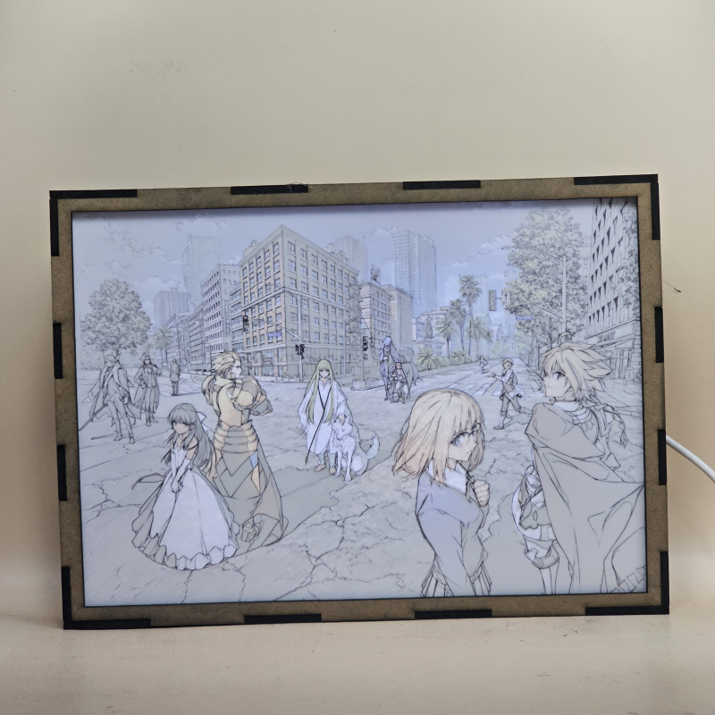 Lámpara ánime/manga  Fate/strange Fake -Whispers of Dawn  con doble imagen del grupo Saber, Ayaka Sajyou, Lancer, Archer y Tiné Chelc, vista encendida, con luz ambiente, donde se revela la ilustración completa al encender la luz LED.