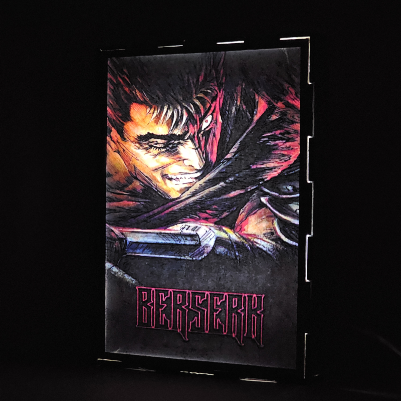 Lámpara ánime/manga  Berserk  con doble imagen del personaje Guts, vista encendida, donde se revela la ilustración completa al encender la luz LED.