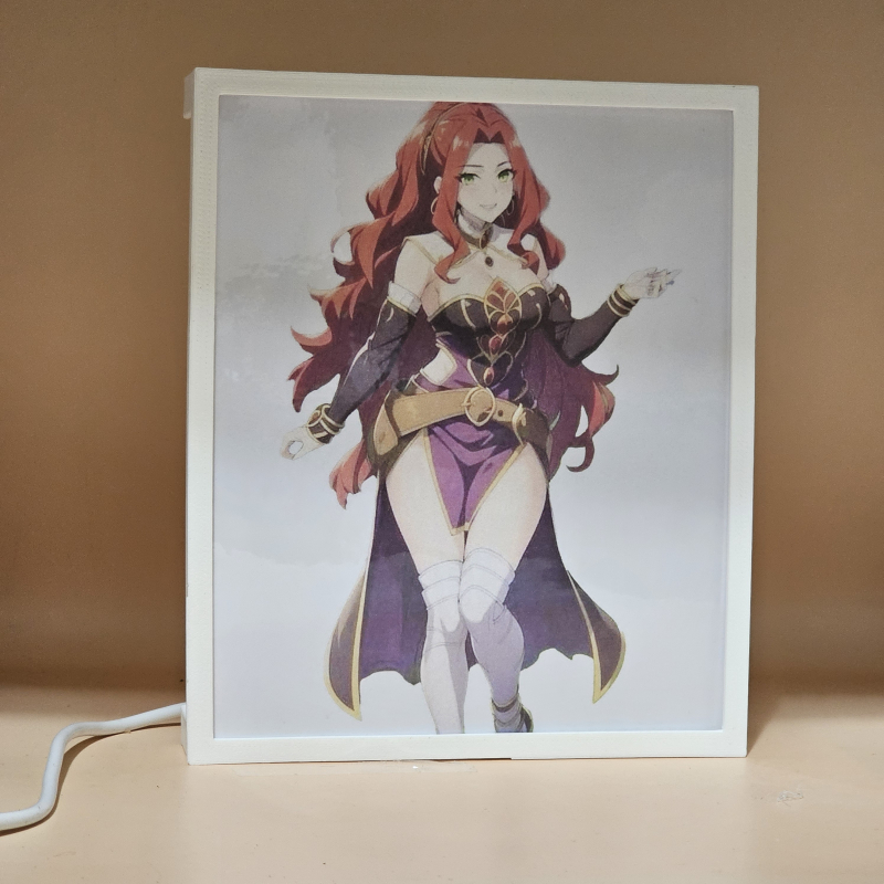 Lámpara ánime/manga  El héroe del escudo  con doble imagen del personaje Malty S Melromarc, vista apagada, se esconde la imágen de atras.