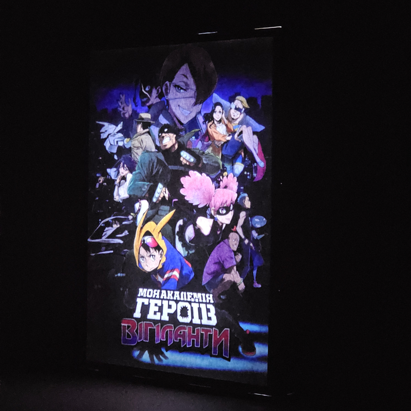 Lámpara ánime/manga  My Hero Academia: Vigilantes  con doble imagen del grupo Shota Aizawa, Koichi Haimawari, Kazuho Haneyama, Iwao Oguro, All Might, Midnight, Present Mic y Ingenium, vista encendida, donde se revela la ilustración completa al encender la luz LED.