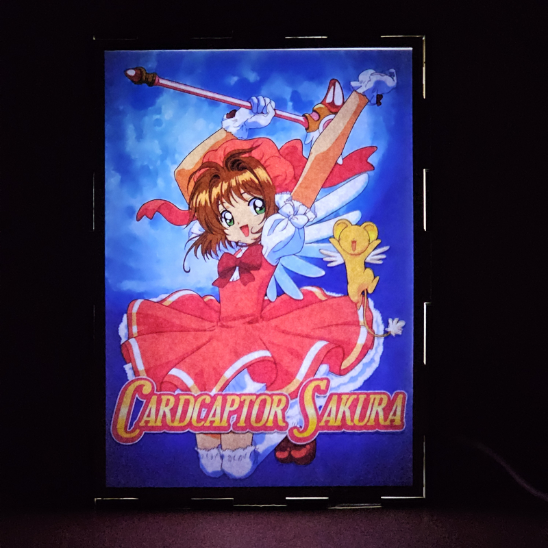 Lámpara ánime/manga  Sakura Cardcaptor  con doble imagen de la pareja Sakura Kinomoto y Kerberos, vista encendida, donde se revela la ilustración completa al encender la luz LED.