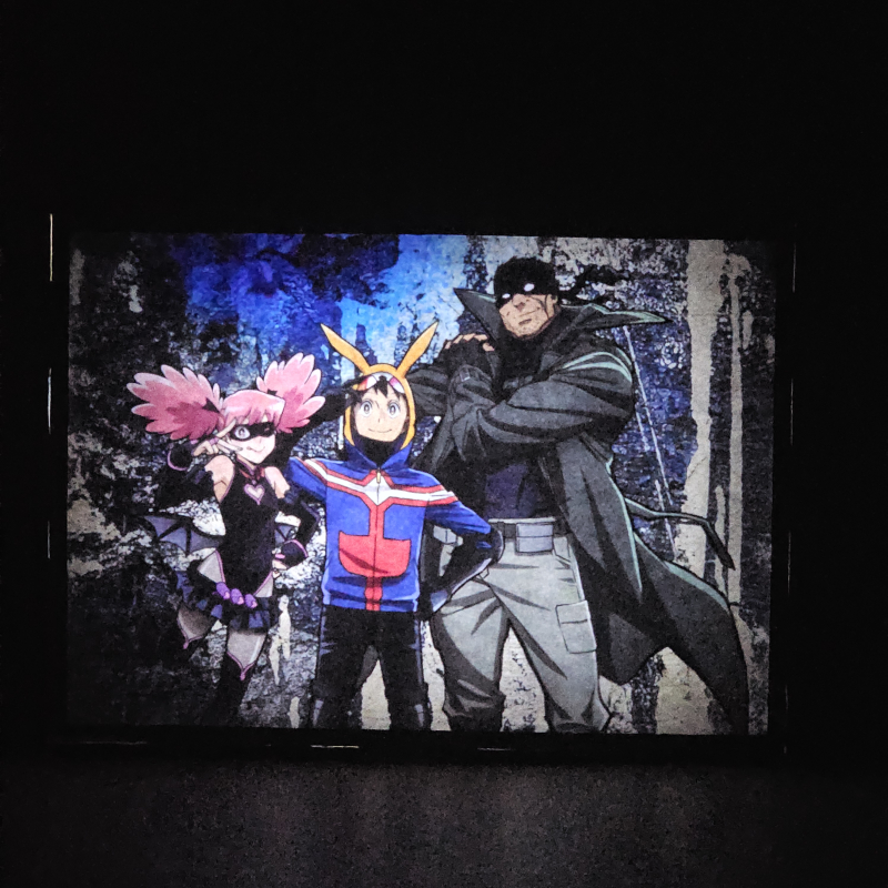 Lámpara ánime/manga  My Hero Academia: Vigilantes  con doble imagen del grupo Koichi Haimawari, Kazuho Haneyama y Iwao Oguro, vista encendida, donde se revela la ilustración completa al encender la luz LED.