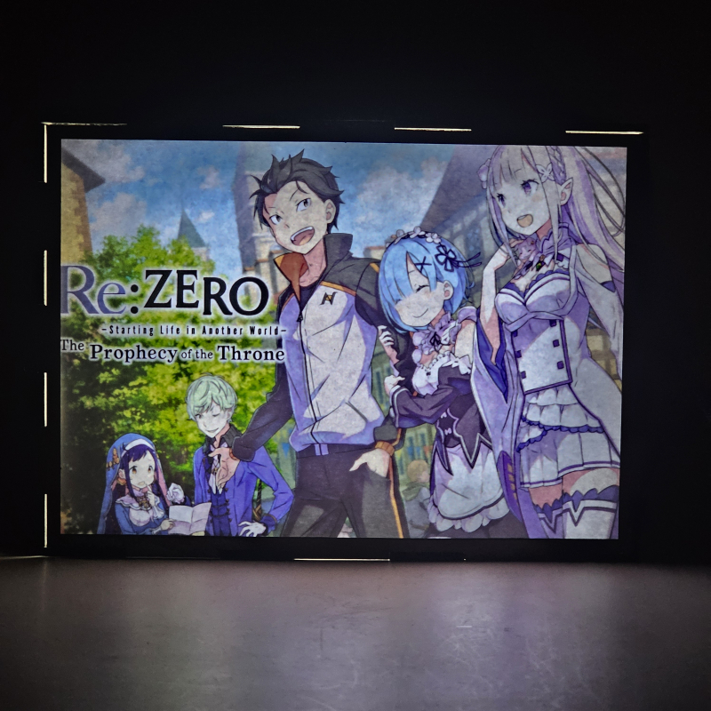 Lámpara ánime/manga  Re:Zero  con doble imagen del grupo Subaru Natsuki, Emilia, Rem, Melty Pristis y Tiga Rauleon, vista encendida, donde se revela la ilustración completa al encender la luz LED.