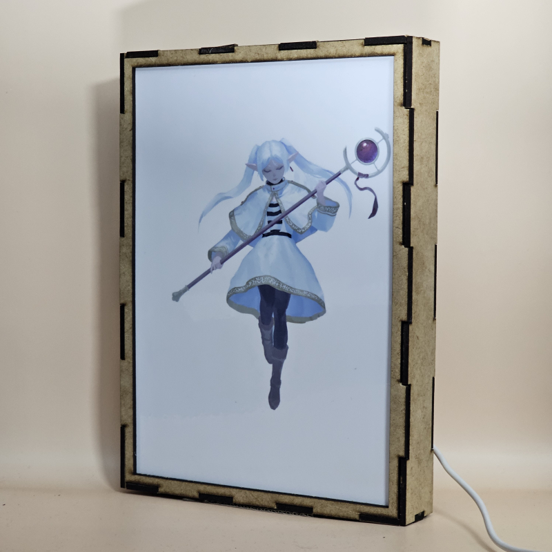 Lámpara ánime/manga  Frieren  con doble imagen del grupo Frieren, Himmel, Heiter, Fern, Eisen, Stark y Sein, vista apagada, se esconde la imágen de atras.