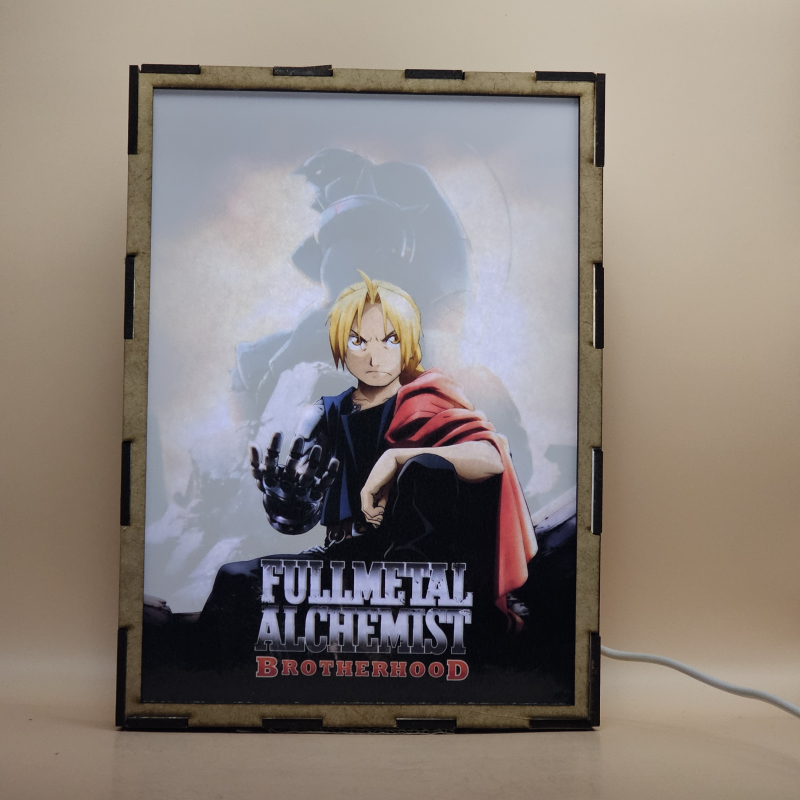 Lámpara ánime/manga  Fullmetal Alchemist: Brotherhood  con doble imagen del grupo Edward Elric y Alphonse Elric, vista encendida, con luz ambiente, donde se revela la ilustración completa al encender la luz LED.